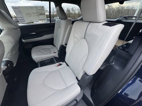 New 2026 Toyota Grand Highlander Platinum image 12