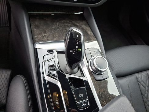 Used 2022 BMW 530i xDrive w/ Premium Package image 15