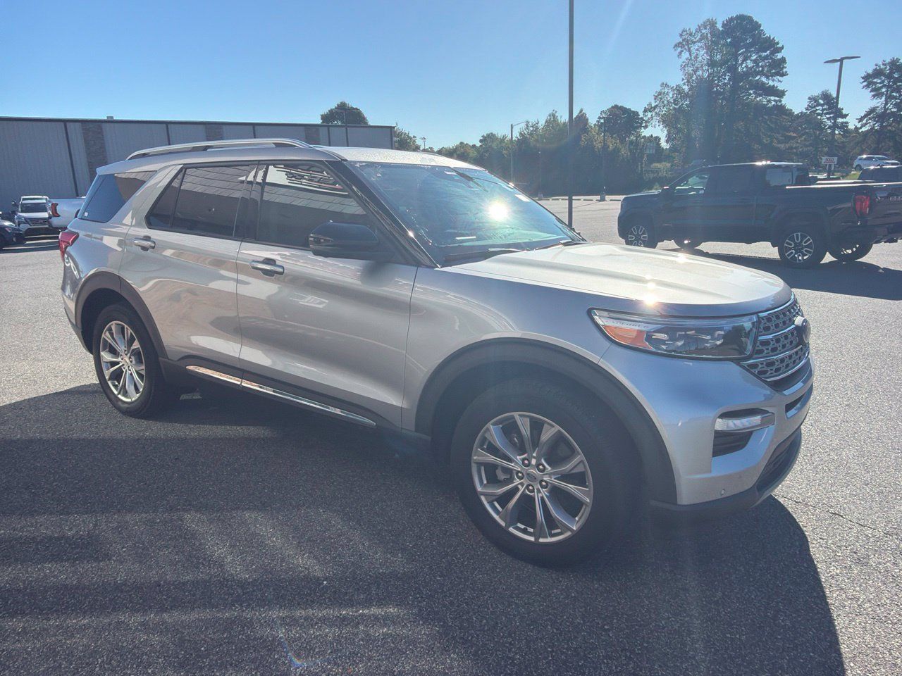 Used 2022 Ford Explorer Limited w/ Equipment Group 301A AWD/4WD image 11