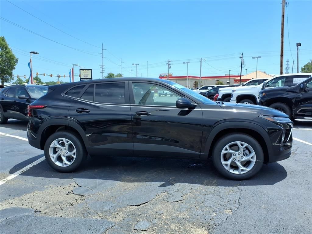 New 2026 Chevrolet Trax LS w/ LS Convenience Package FWD image 2