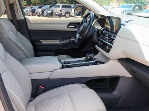 Used 2022 Nissan Pathfinder SV AWD/4WD image 16