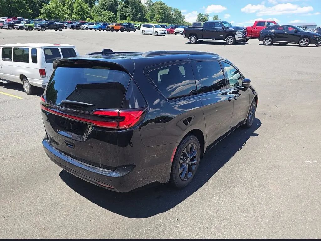 Used 2025 Chrysler Pacifica Select w/ Fav Edition Package FWD image 6