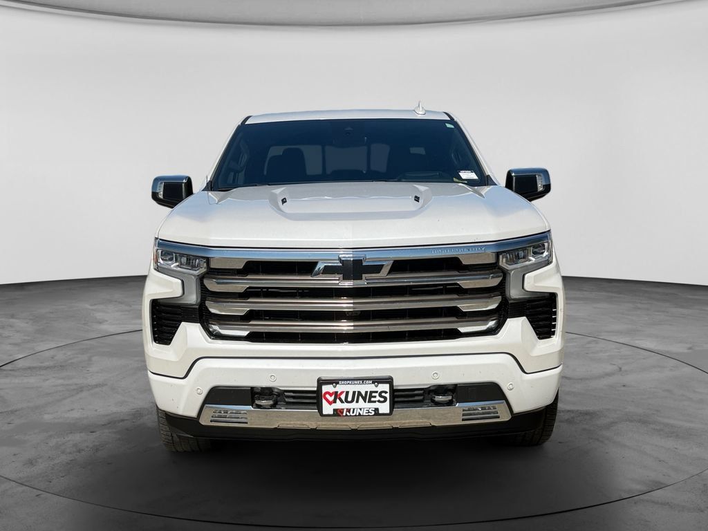 Used 2022 Chevrolet Silverado 1500 High Country w/ High Country Premium Package AWD/4WD image 3