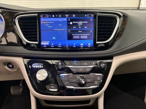 Used 2023 Chrysler Pacifica Limited FWD image 6