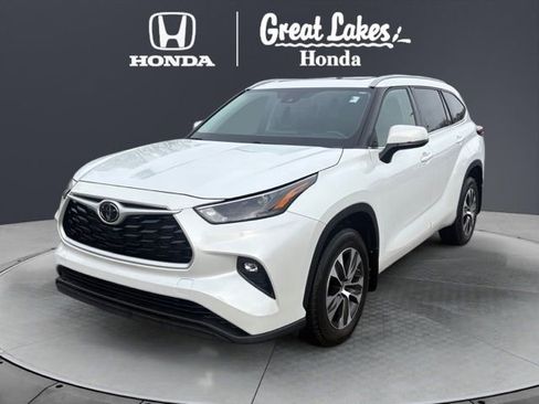 Used 2022 Toyota Highlander XLE image 2