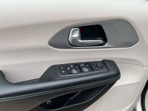 Used 2018 Chrysler Pacifica Touring Plus image 10