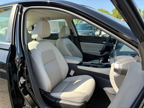 Used 2025 Nissan Altima 2.5 SV image 36