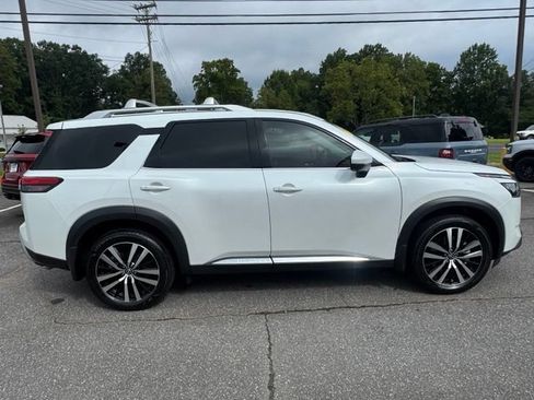 Used 2025 Nissan Pathfinder Platinum FWD image 11