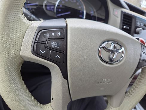 Used 2011 Toyota Sienna XLE image 13