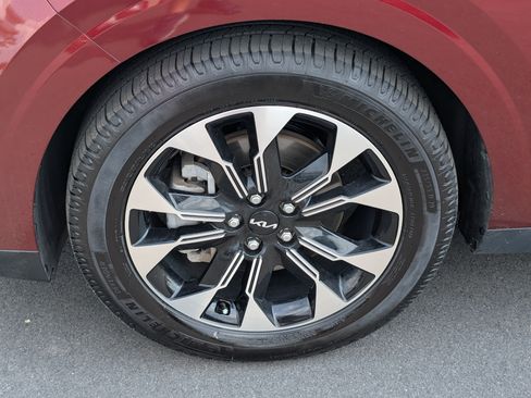 Used 2024 Kia Carnival EX FWD image 13