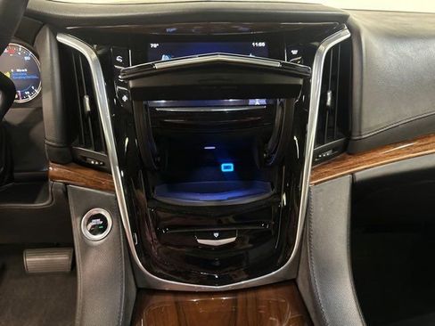 Used 2016 Cadillac Escalade Luxury image 24