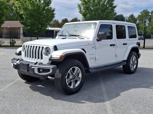 Used 2018 Jeep Wrangler Unlimited Sahara AWD/4WD image 3