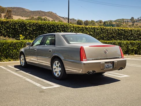 Used 2006 Cadillac DTS w/ Sun And Sound Package FWD image 6