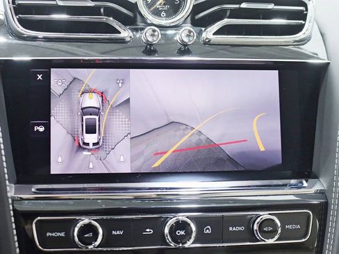 Used 2024 Bentley Bentayga Plug-In Hybrid image 25