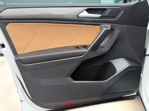 Certified 2022 Volkswagen Tiguan SE w/ Panoramic Sunroof Package FWD image 11