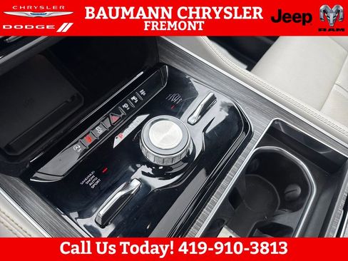 Used 2024 Jeep Wagoneer Series III w/ Premium Group I AWD/4WD image 24