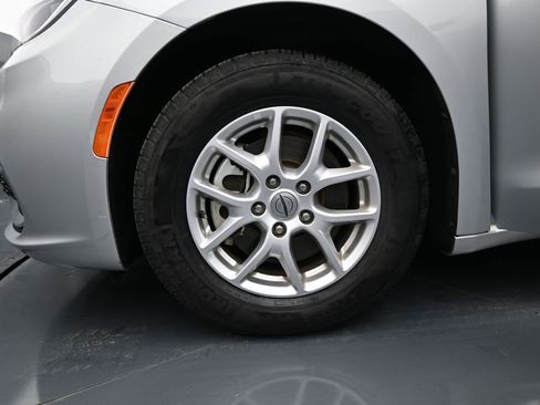 Used 2023 Chrysler Pacifica Touring-L FWD image 28