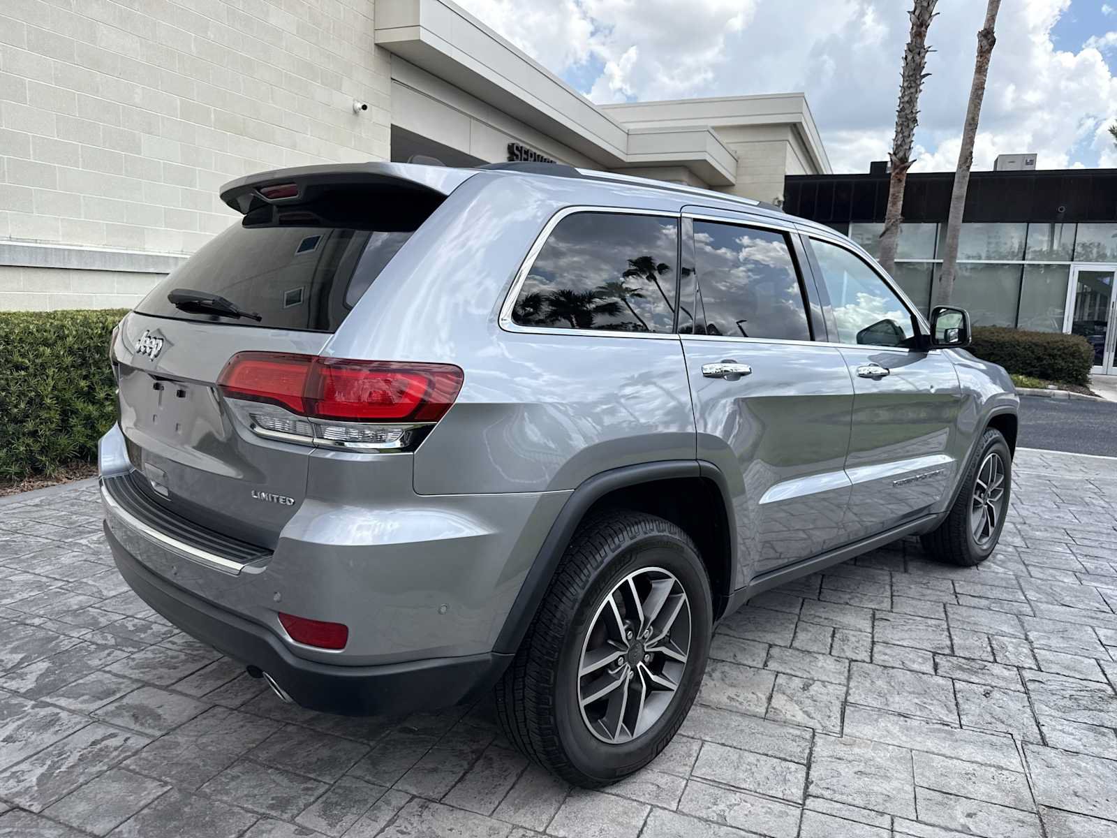 Used 2020 Jeep Grand Cherokee Limited RWD image 3