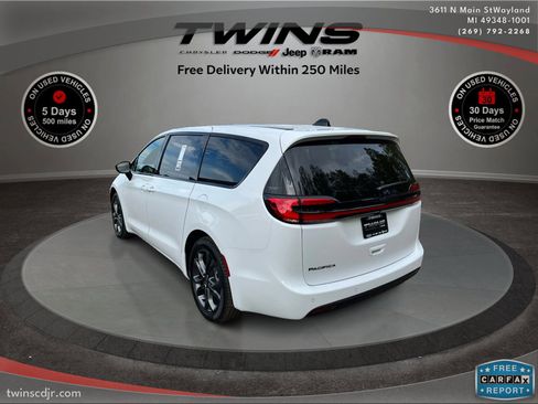 New 2026 Chrysler Pacifica Select image 6