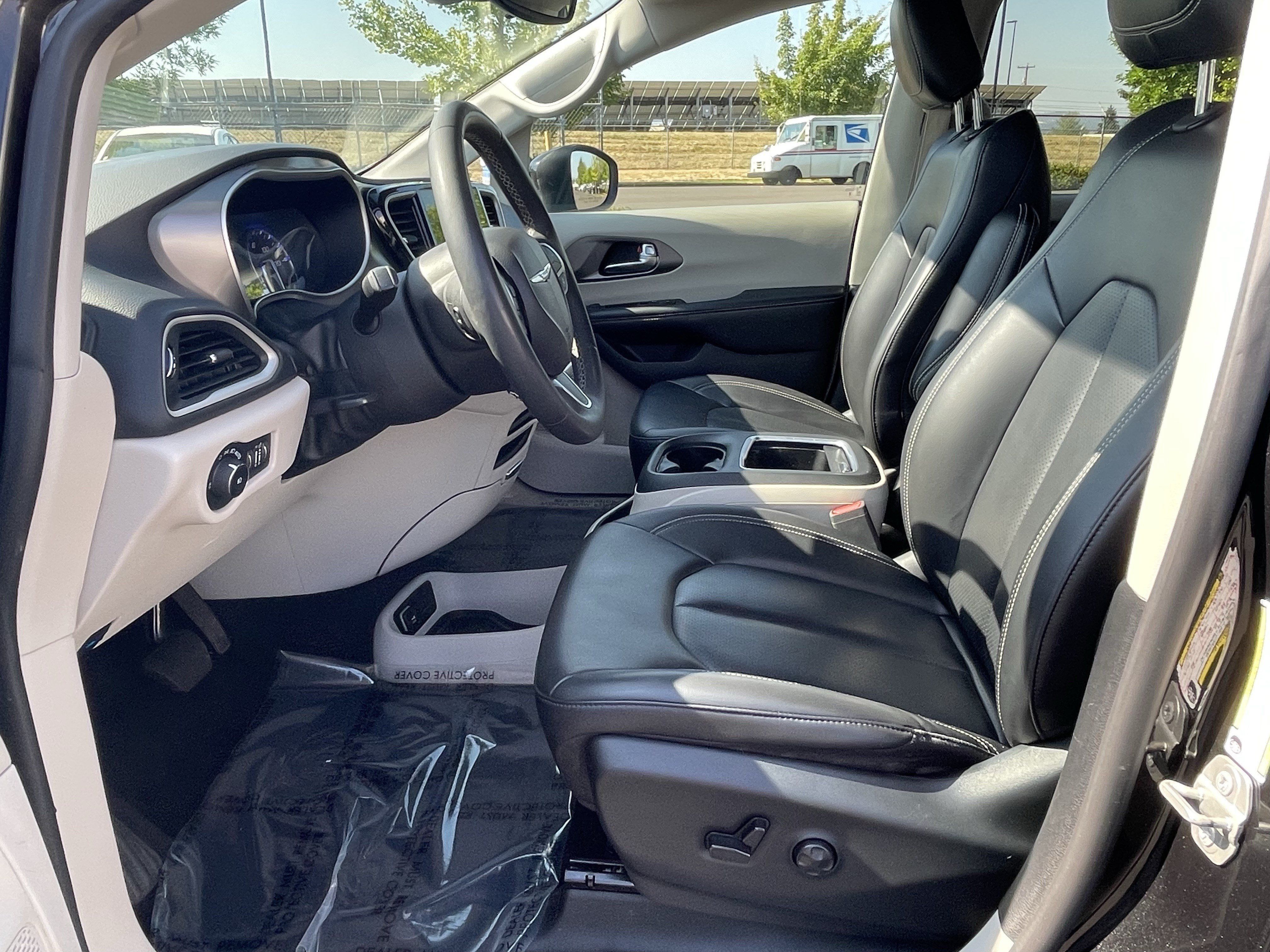 Used 2023 Chrysler Pacifica Touring-L FWD image 11