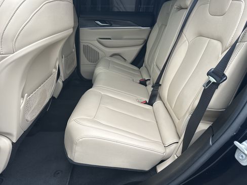 Used 2024 Jeep Grand Cherokee Limited AWD/4WD image 23