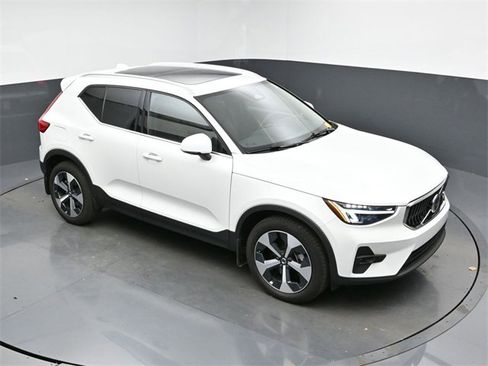 Used 2023 Volvo XC40 B4 Plus w/ Protection Package Premier image 17