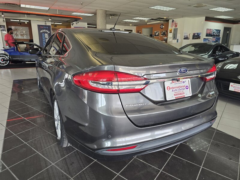 Used 2017 Ford Fusion SE w/ Fusion SE Technology Package FWD image 5