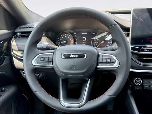 Used 2025 Jeep Compass Trailhawk AWD/4WD image 11