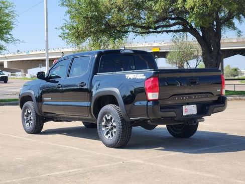 Used 2017 Toyota Tacoma TRD Off-Road w/ Premium & Technology Package image 4