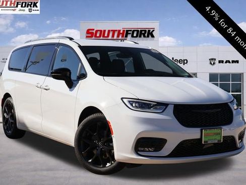 New 2026 Chrysler Pacifica Select image 1