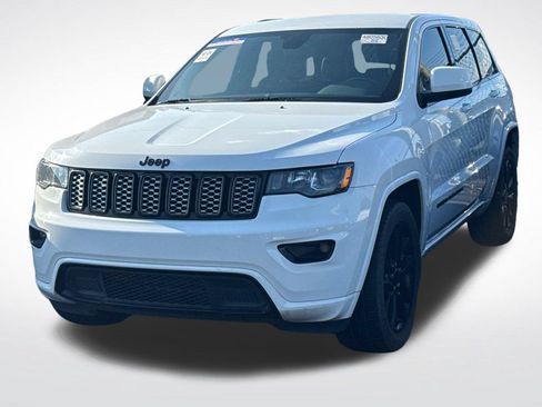 Used 2018 Jeep Grand Cherokee Altitude AWD/4WD image 6