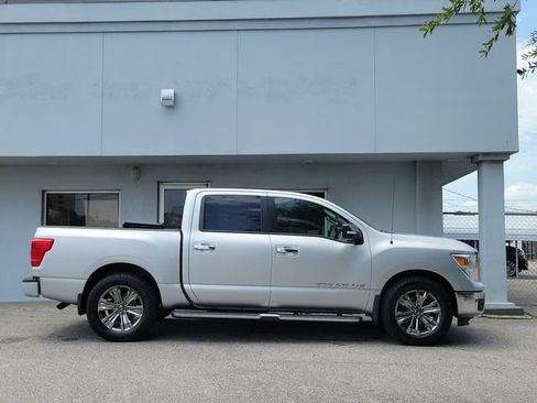 Used 2019 Nissan Titan SV w/ SV Convenience Package RWD image 2