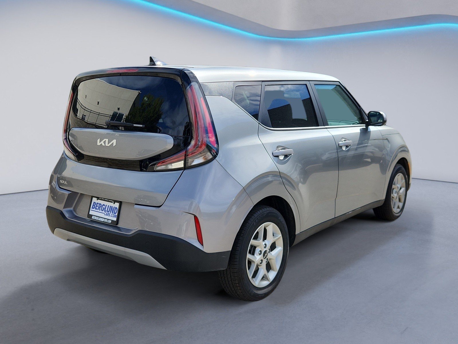 Used 2025 Kia Soul LX w/ LX Technology Package FWD image 4