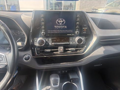 Used 2021 Toyota Highlander XLE AWD/4WD image 3