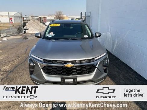 Used 2025 Chevrolet Trax LT w/ LT Convenience Package image 5