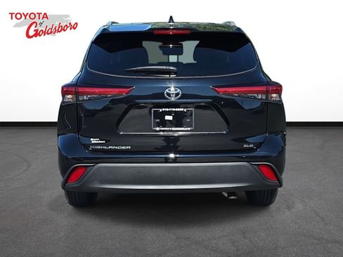 Used 2023 Toyota Highlander XLE FWD image 6