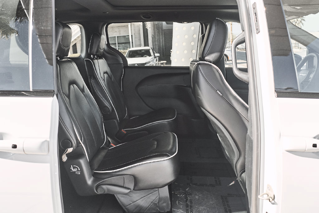 Used 2025 Chrysler Pacifica Limited FWD image 10