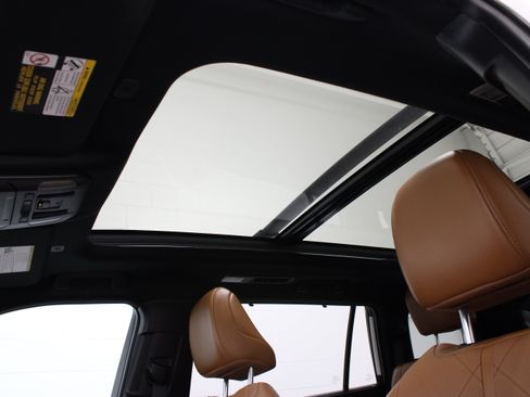 Used 2024 Toyota Highlander Platinum FWD image 28