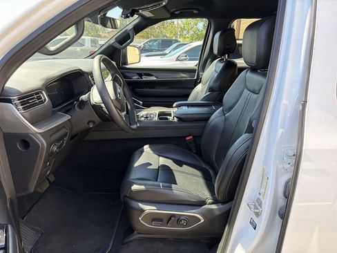 Used 2023 Jeep Wagoneer L Series II AWD/4WD image 7
