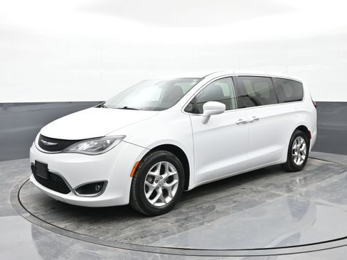 Used 2018 Chrysler Pacifica Touring Plus w/ Tire & Wheel Group image 8