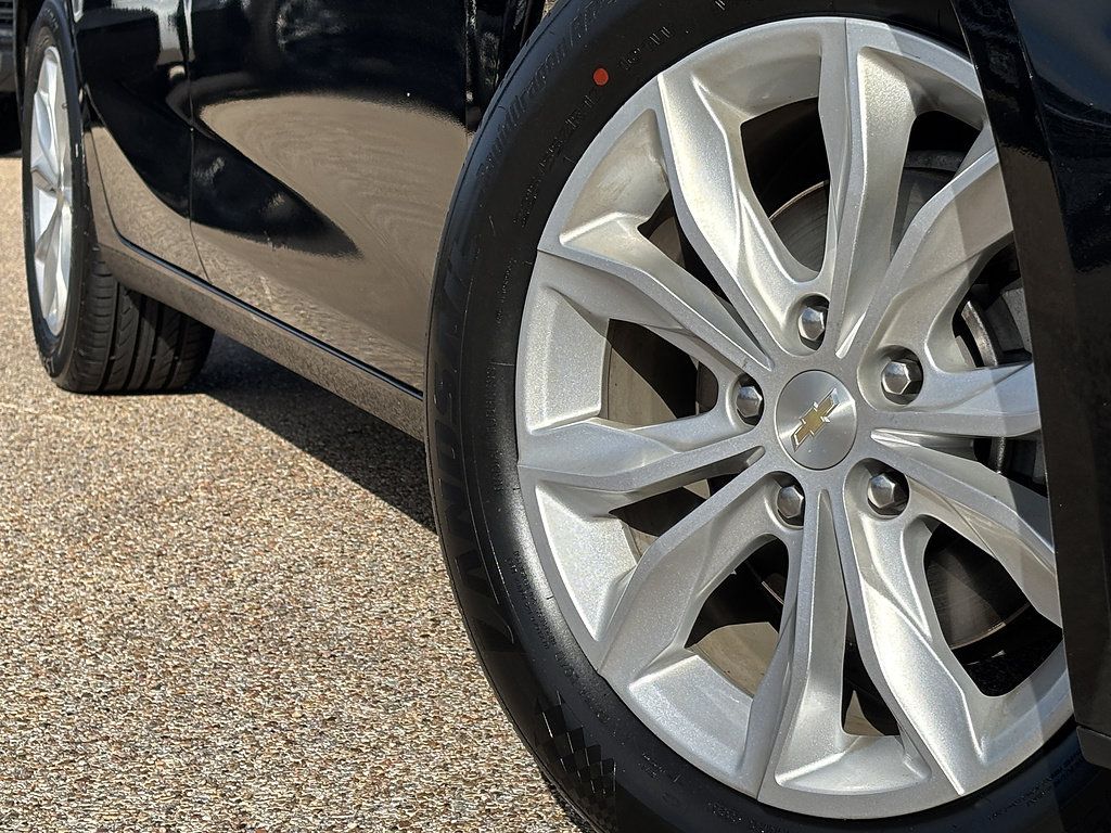 Used 2025 Chevrolet Malibu LT FWD image 2