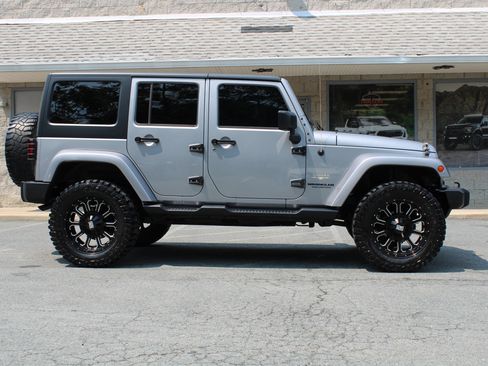 Used 2015 Jeep Wrangler Unlimited Sahara w/ Connectivity Group AWD/4WD image 27