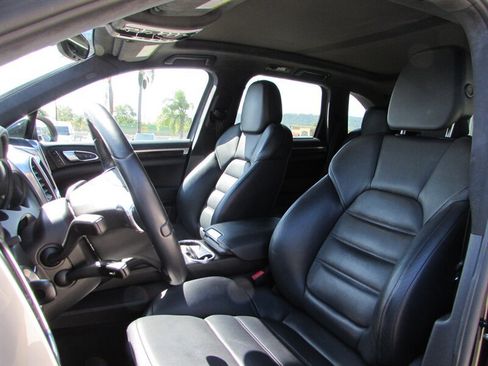 Used 2013 Porsche Cayenne Turbo AWD/4WD image 10