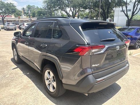 Used 2021 Toyota RAV4 LE AWD/4WD image 4