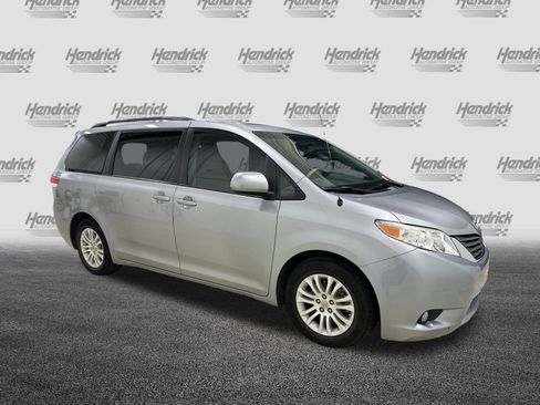 Used 2013 Toyota Sienna XLE image 2
