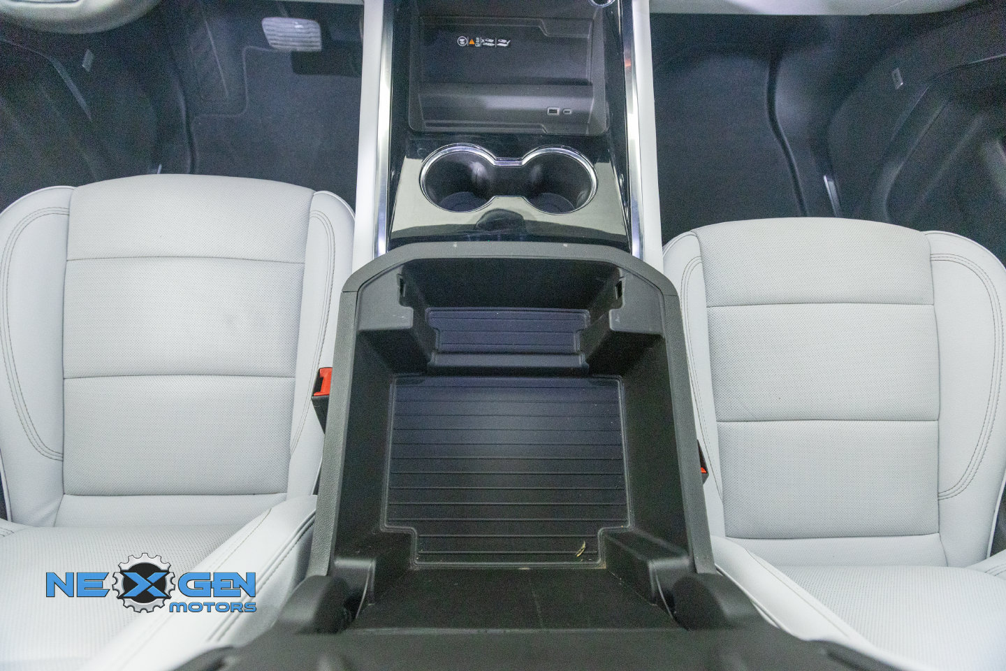Used 2025 Chevrolet Suburban Premier AWD/4WD image 5