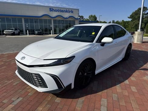 Used 2025 Toyota Camry SE w/ Convenience Package FWD image 1