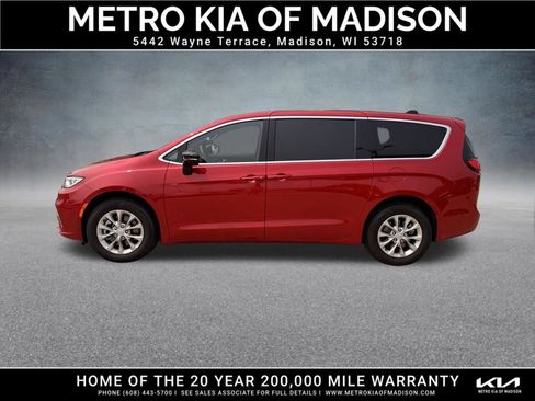 Used 2025 Chrysler Pacifica Select AWD/4WD image 3