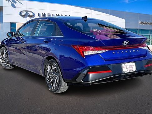 Used 2025 Hyundai Elantra SEL image 11