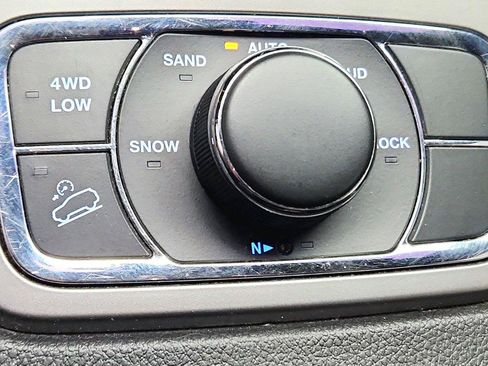 Used 2018 Jeep Grand Cherokee Laredo AWD/4WD image 30
